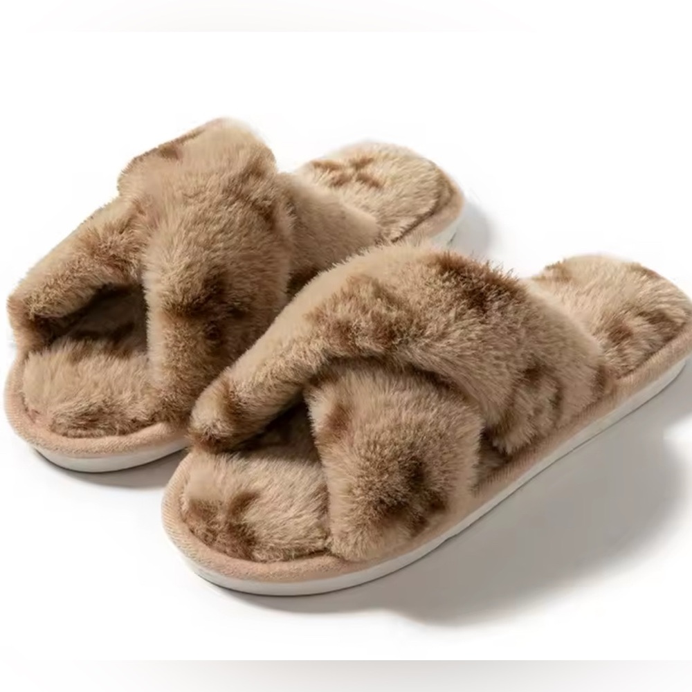 NEW Le Fleur Monogram Fluffy Slippers - Picture 6 of 6